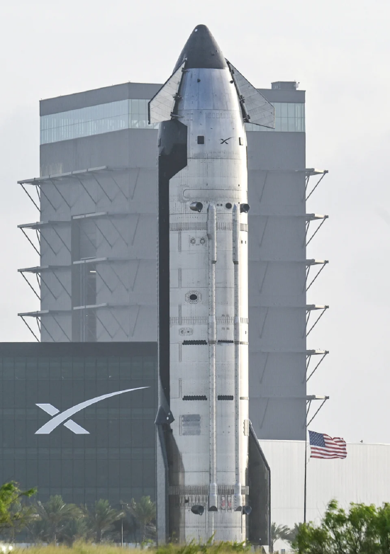 2026 年 7 月 15 日，美国得克萨斯州星基地，40 号星舰箭体驶出 SpaceX 工厂运往发射台，工作人员正在为星舰第 13 次试飞、第三代超重型助推器任务做准备。
