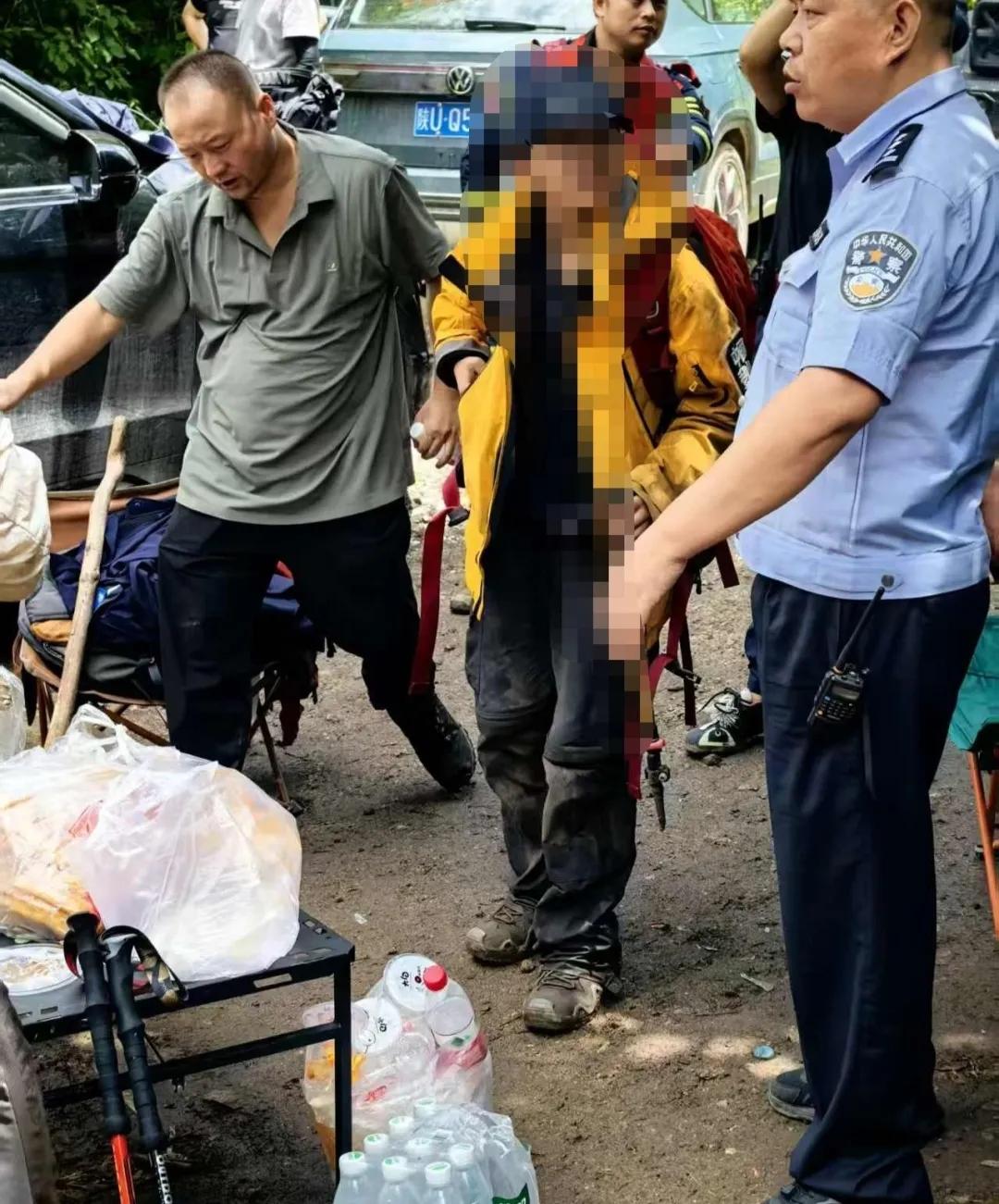 民警将肖某某带回调查