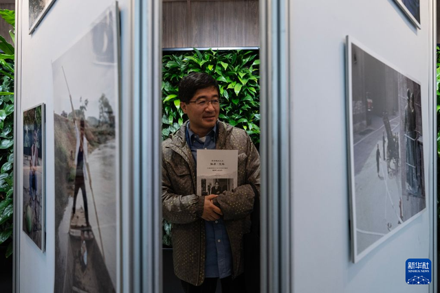 7月25日，在新西兰奥克兰，一名观众参观“1979年的中国与路易·艾黎”图片展。新华社发（吴家翔摄）
